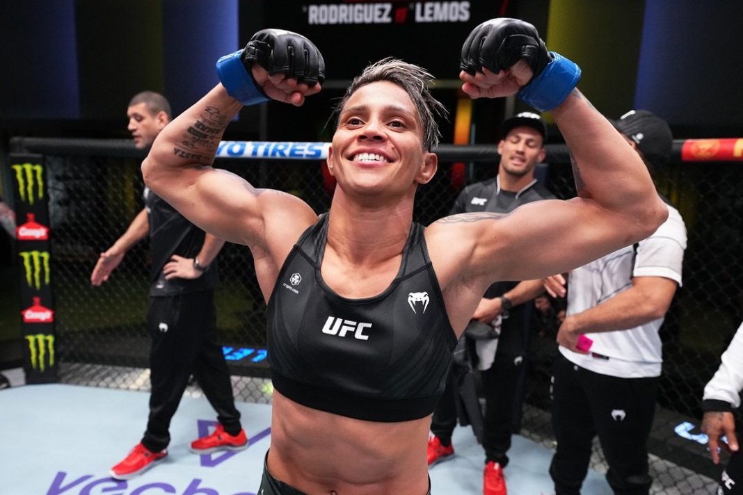 Amanda Lemos comemora vitória no octógono do UFC