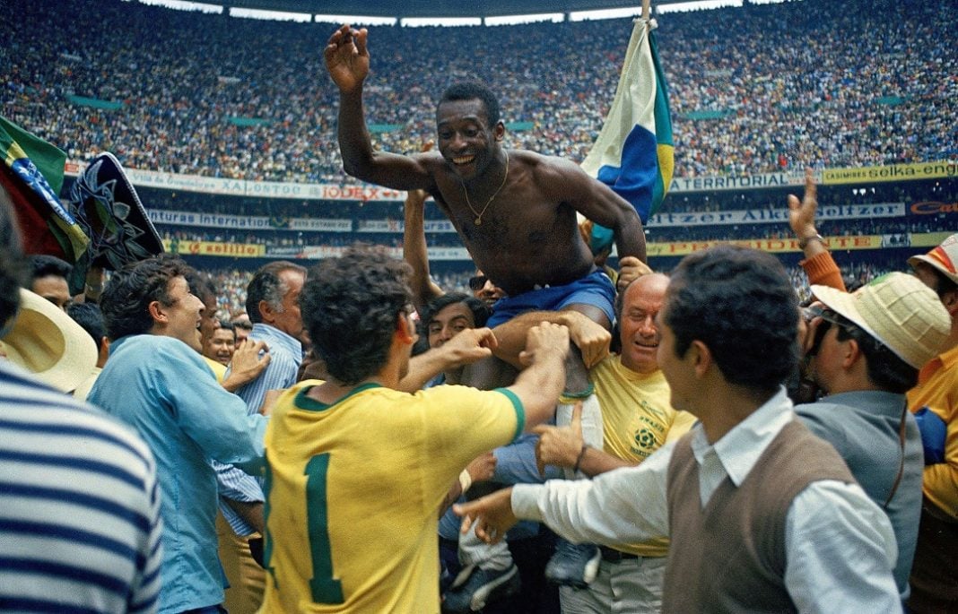 Pelé é carregado nos braços do povo após título da Copa de 70