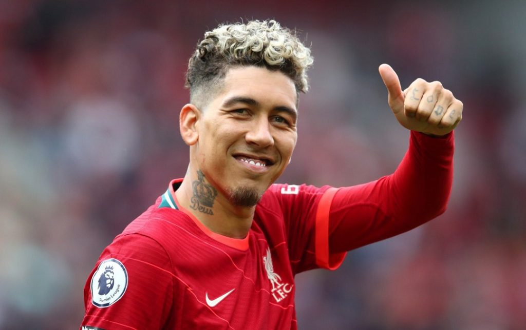 Firmino sorri e faz sinal positivo para câmera
