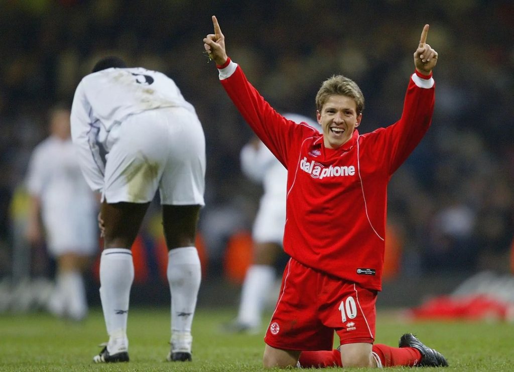 Juninho, ajoelhado e com as mãos para o alto, comemora vitória do Middlesbrough