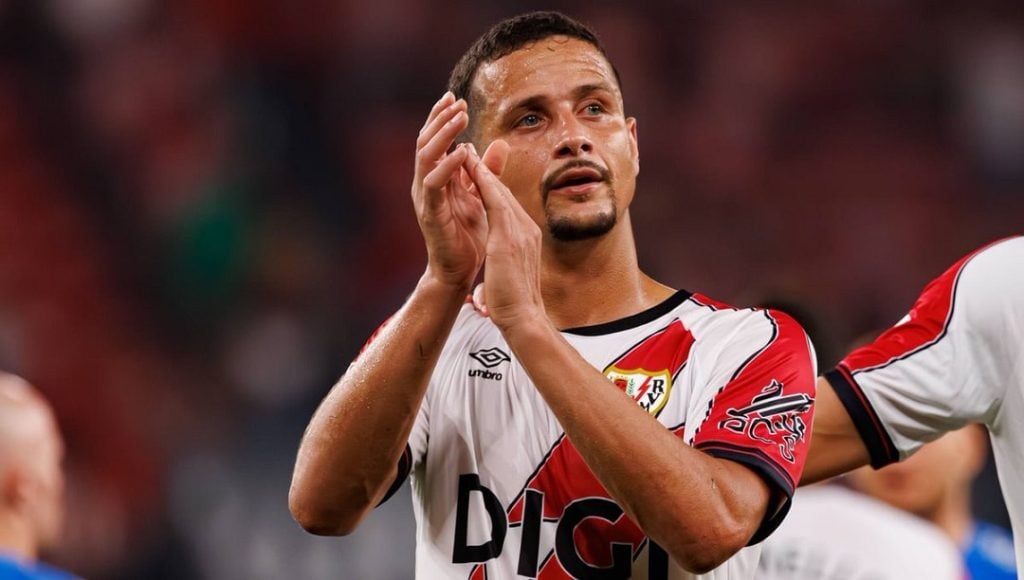 Luiz Felipe agradece torcedores do Rayo ao sair de campo