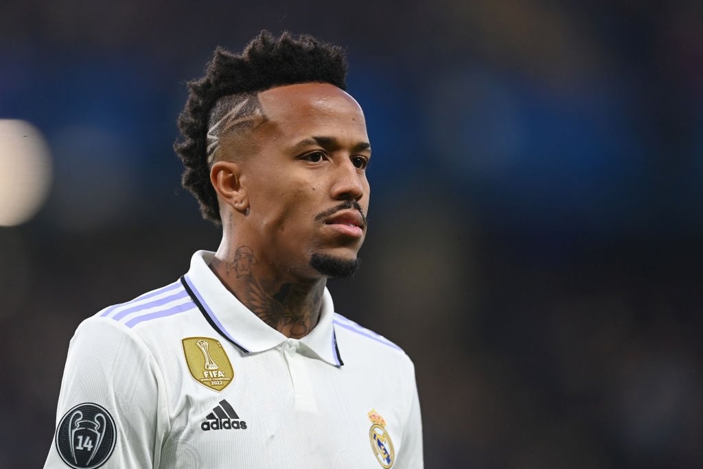 Éder Militão observa jogo pelo Real Madrid
