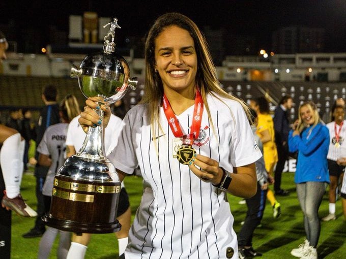Gabi Nunes com medalha de ouro e troféu da Libertadores Feminina