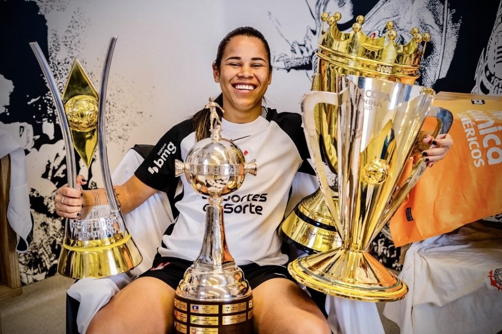 Vic Albuquerque com as taças conquistadas pelo Corinthians F