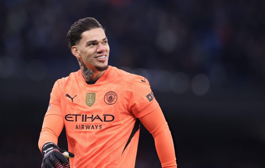 Ederson sorri em campo pelo Manchester City