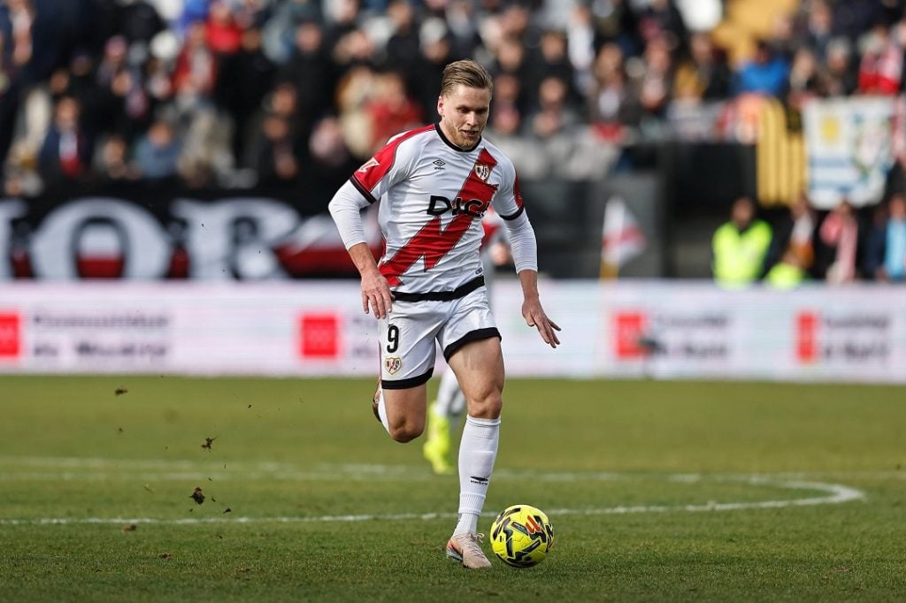 Alemão conduz a bola pelo Rayo Vallecano 