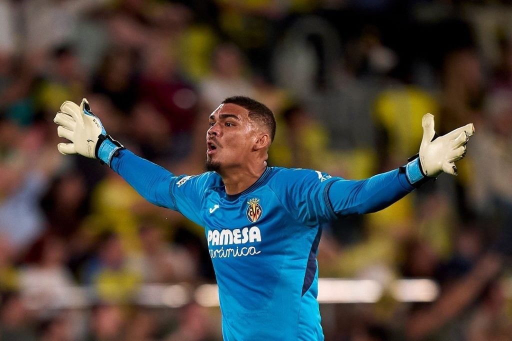 Luiz Junior de braços abertos na goleira do Villarreal 