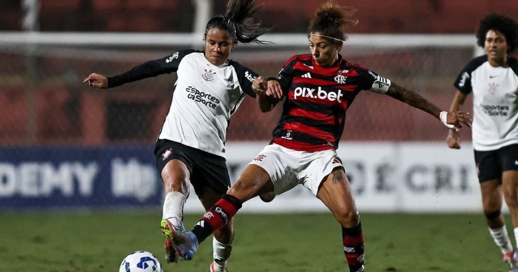 Cristiane Rozeira divide bola com adversária pelo Flamengo Feminino