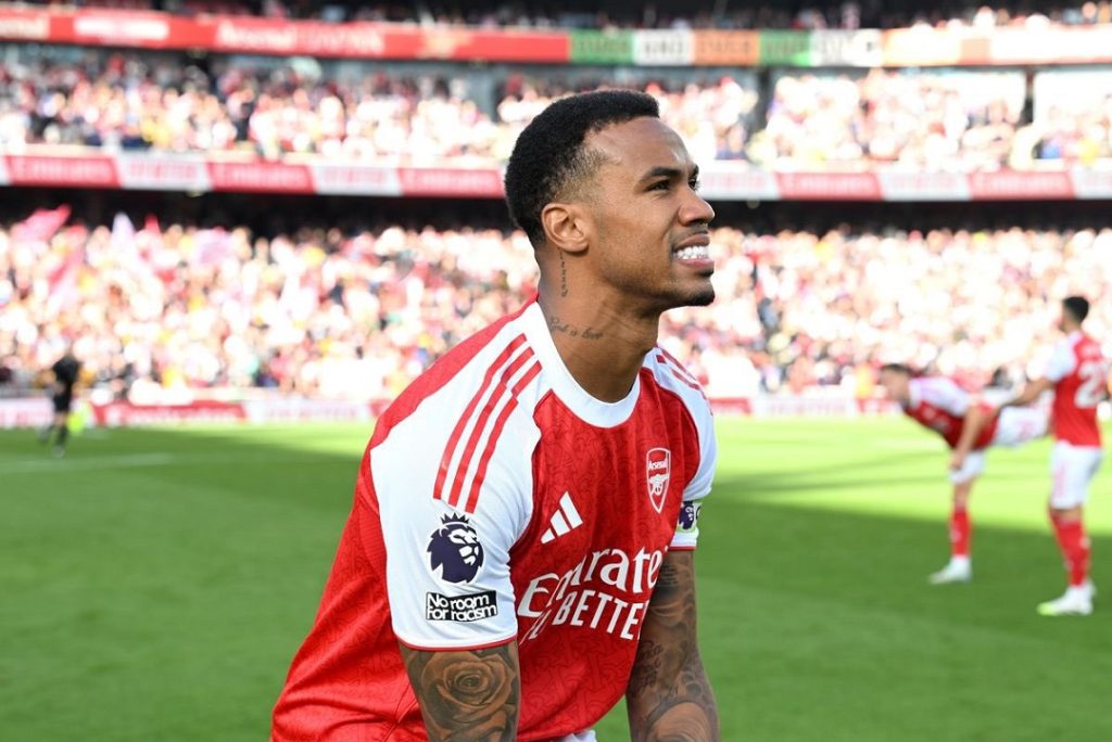 Gabriel Magalhães se prepara antes de jogo do Arsenal