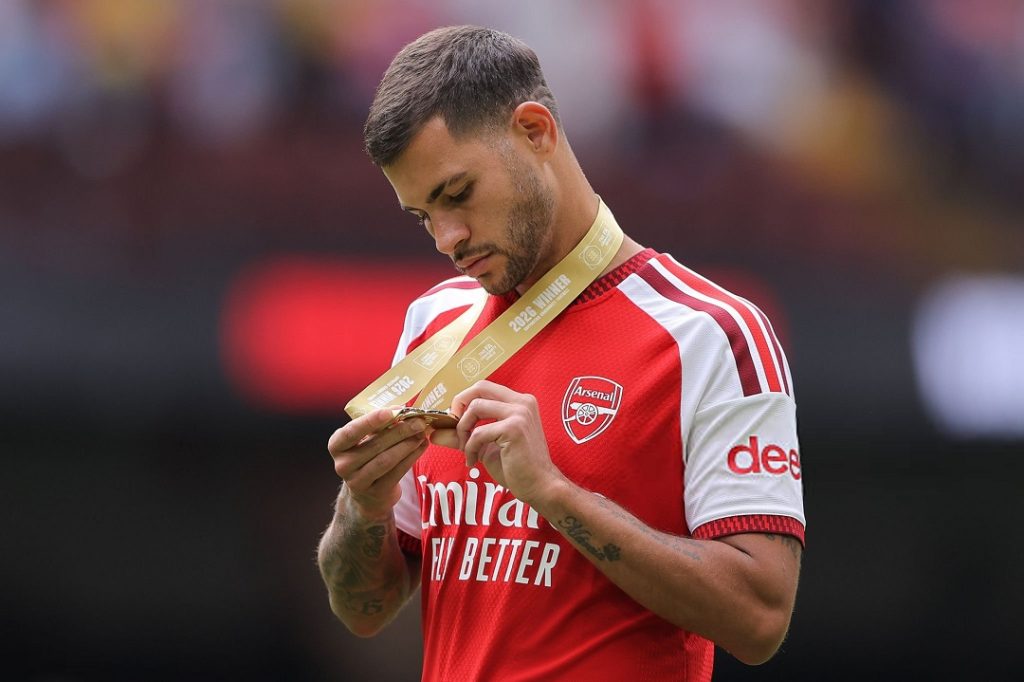 Bruno Guimarães observa medalha da Supercopa da Inglaterra pelo Arsenal