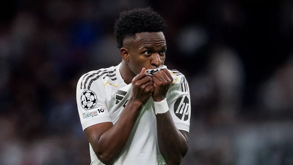 Vini Jr. beija escudo do Real Madrid 