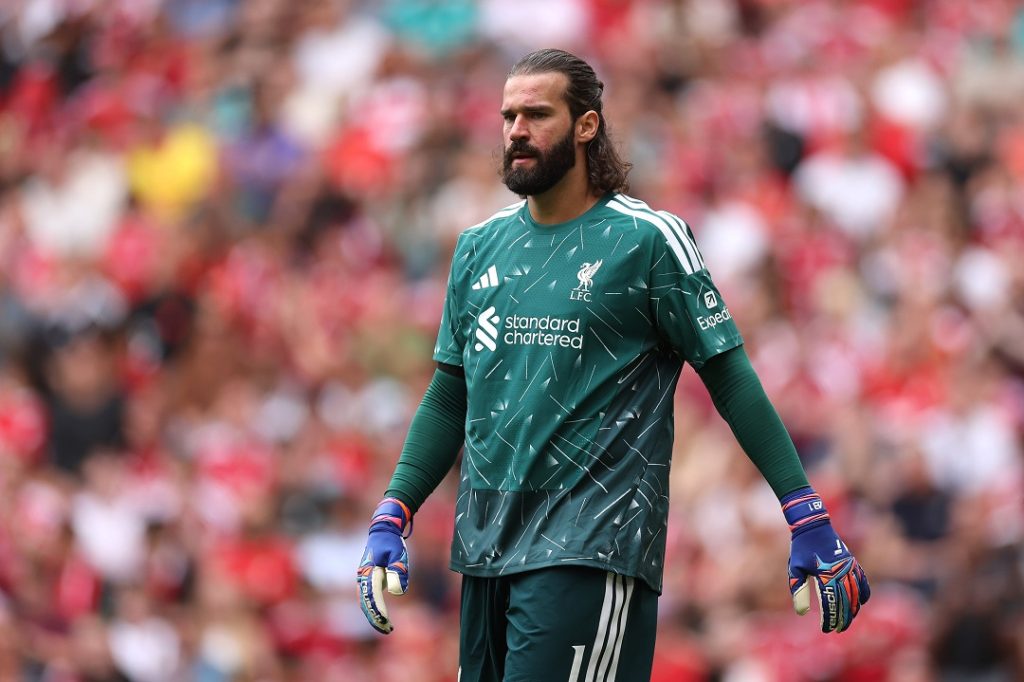Alisson Becker observa jogo na área do Liverpool
