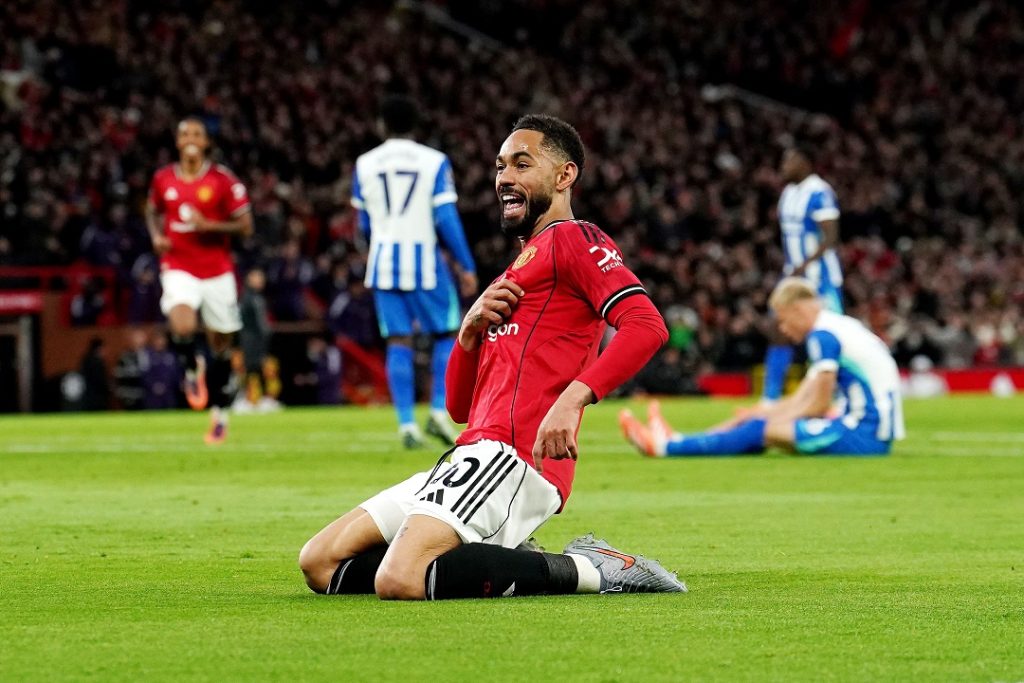 Matheus Cunha resvala de joelhos pelo campo em comemoração de gol do Man United