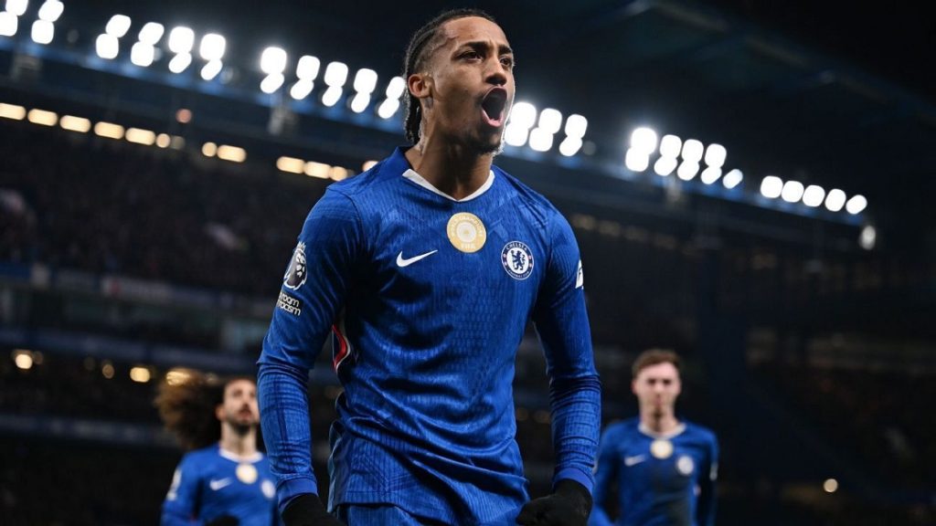 João Pedro comemora gol marcado pelo Chelsea