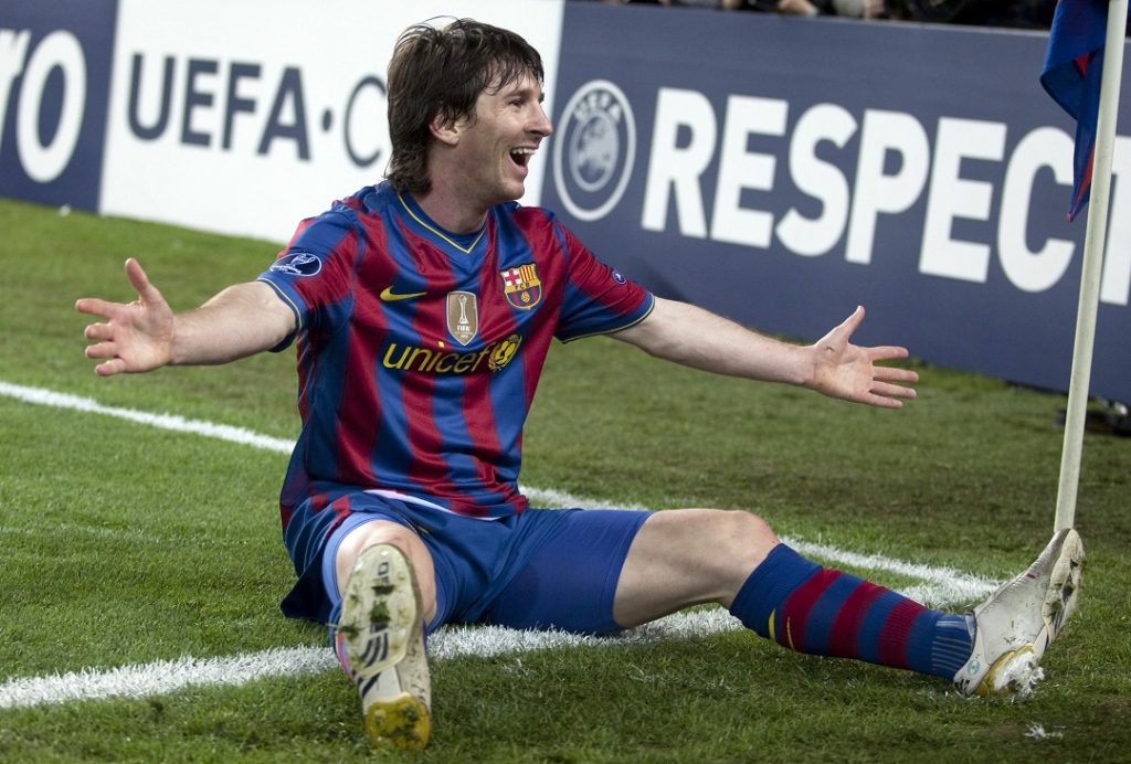 Leo Messi comemora gol sentado no corner pelo Barcelona