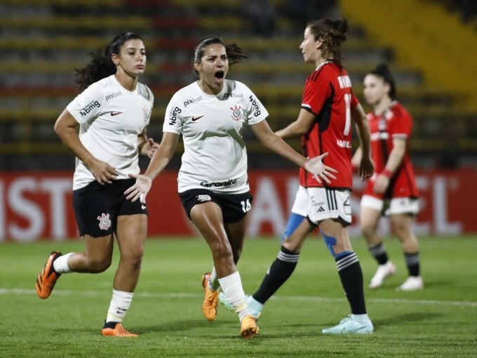 Millene comemora gol das Brabas na Libertadores Feminina