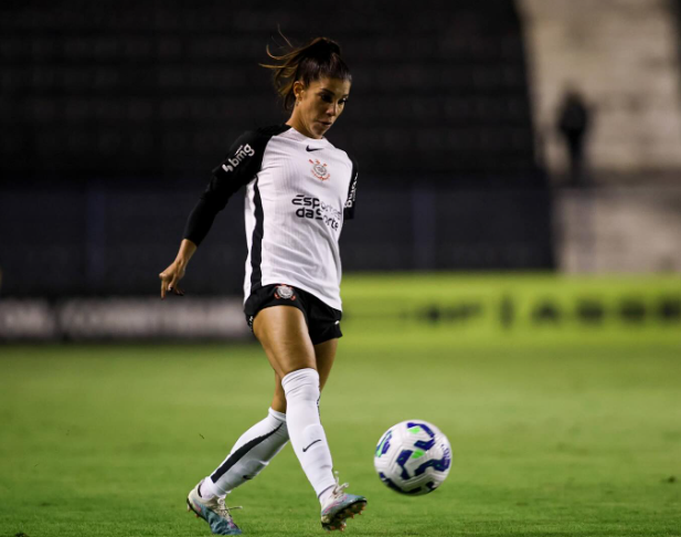 Paulinha domina a bola com os dois pés no ar pelo Corinthians Feminino