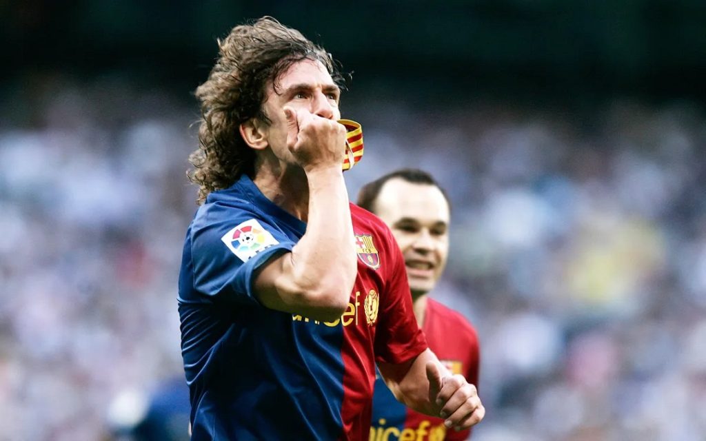 Puyol beija faixa de capitão do Barcelona