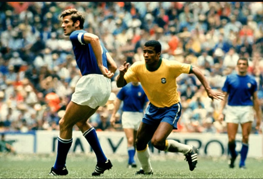 Jairzinho se desvencilhar de marcação italiana na Copa de 70