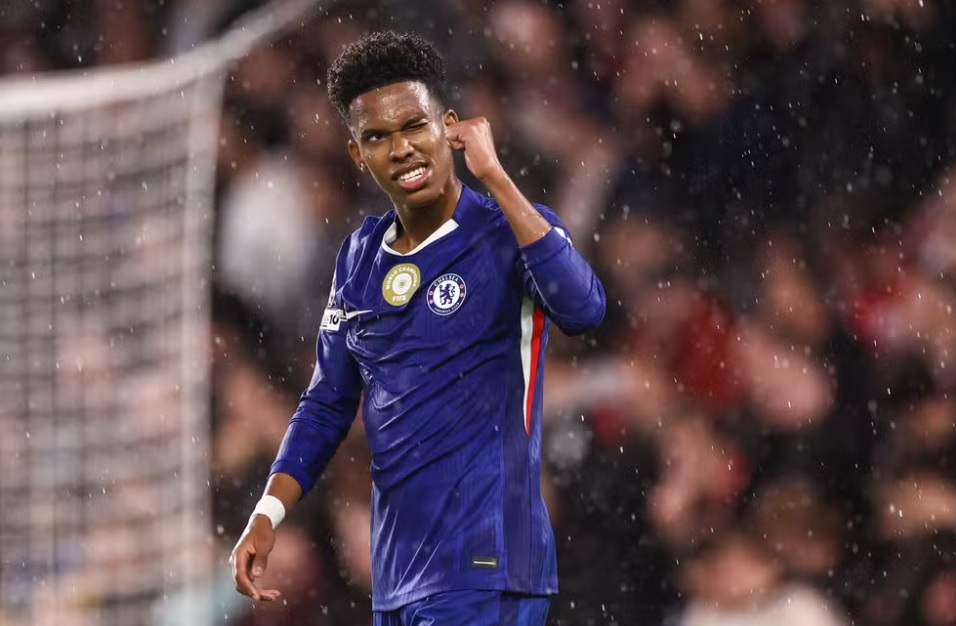 Estevão comemora gol pelo Chelsea com punho erguido sob chuva