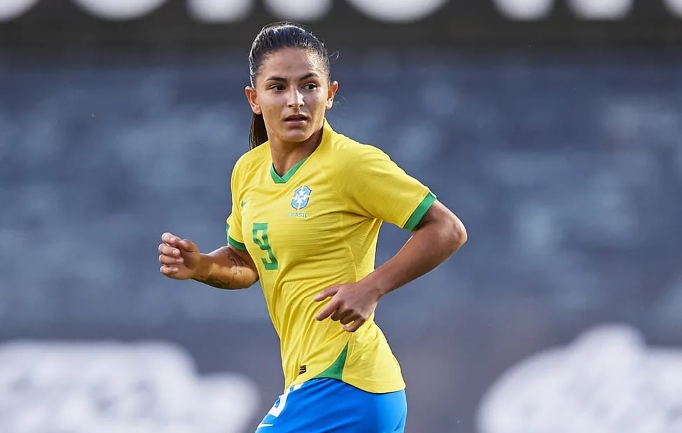 Debinha acompanha o jogo pela Seleção Brasileira