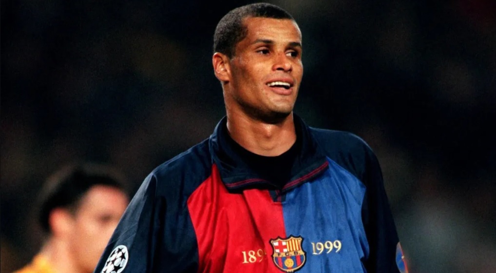 Rivaldo observa o jogo pelo Barcelona