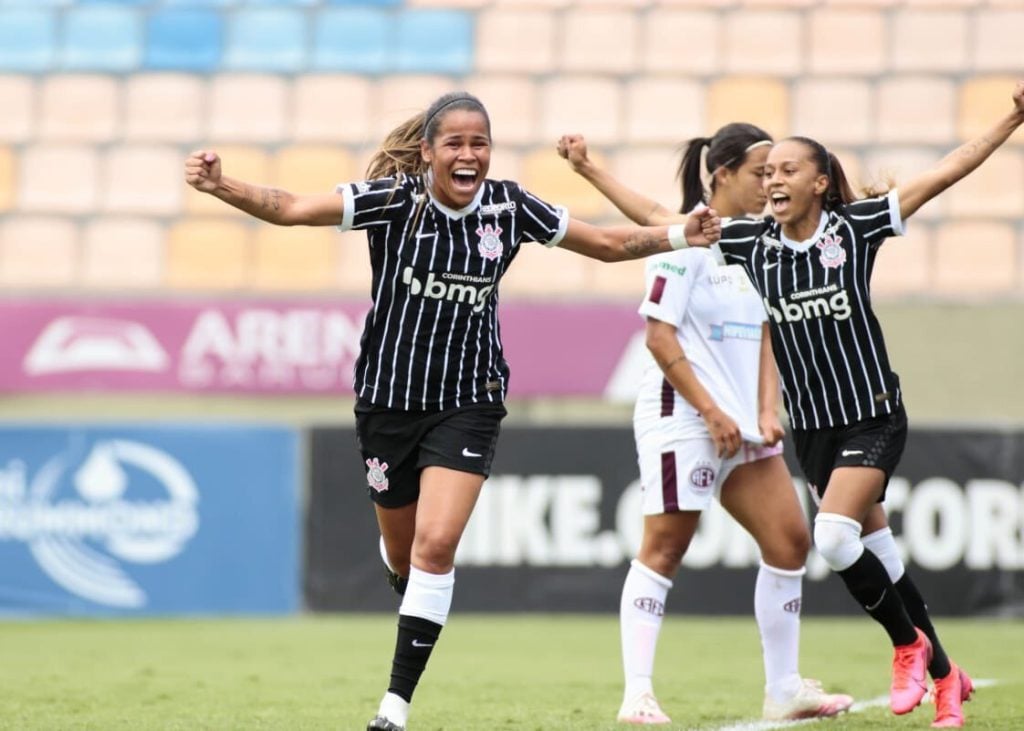 Vic Albuquerque vibra com gol marcado pelas Brabas
