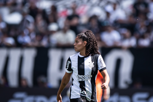 Yasmim observa jogo na lateral pelo Corinthians Feminino