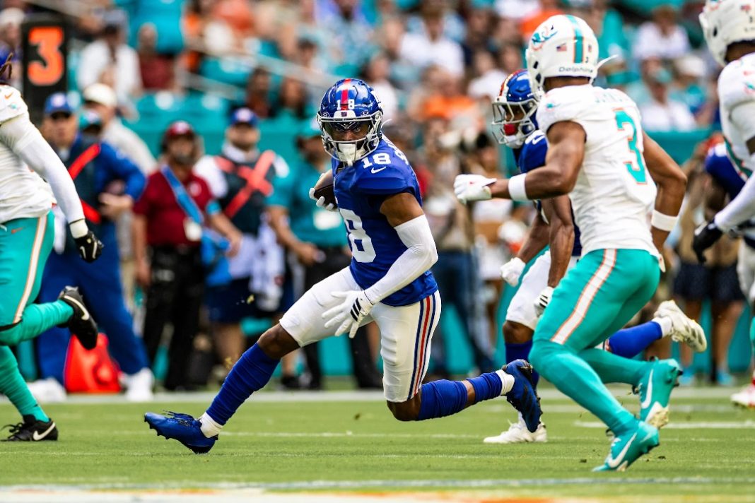 Wide-Receiver dos Giants Darius Slayton corre entre defensores dos Dolphins