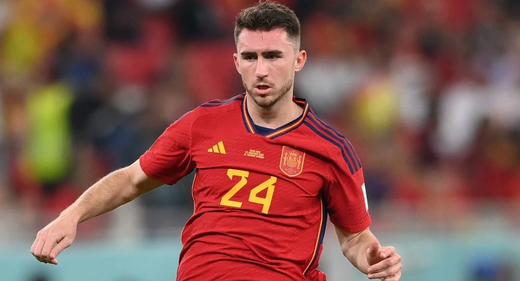 Laporte, em plano fechado, passa a bola para companheiro na Seleção Espanhola