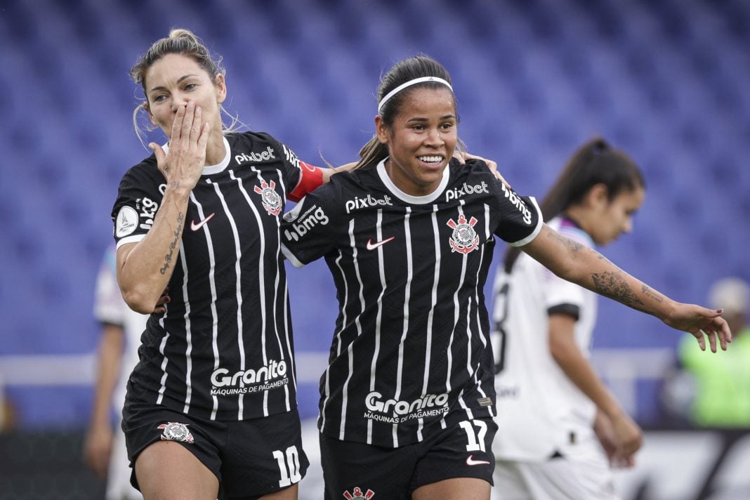 Gabi Zanotti e Vic Albuquerque comemoram gol do Corinthians Feminino