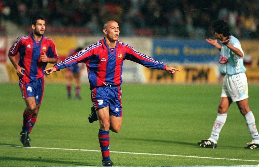 Ronaldo comemora gol do Barça com Guardiola ao fundo