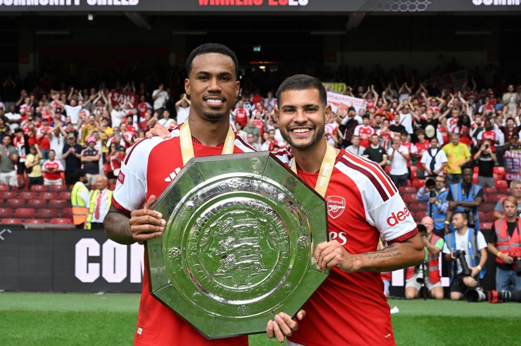 Gabriel Magalhães e Bruno Guimarães com troféu da Supercopa da Inglaterra