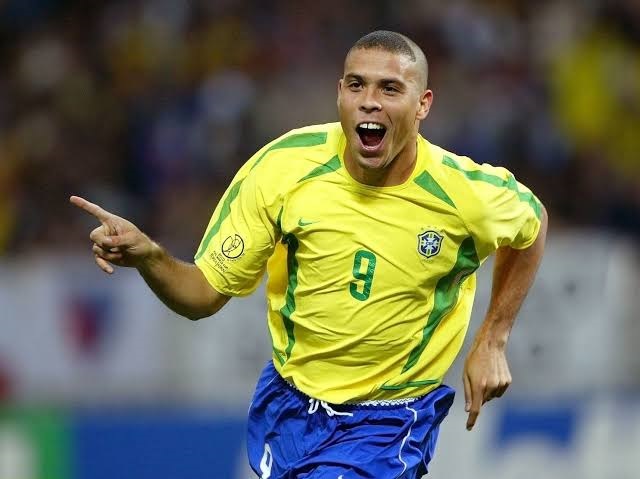 Ronaldo comemora gol no Mundial de 2002