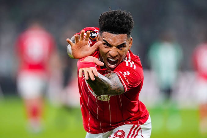 Igor Jesus comemora gol do Nottingham Forest simulando “Kamehameha”