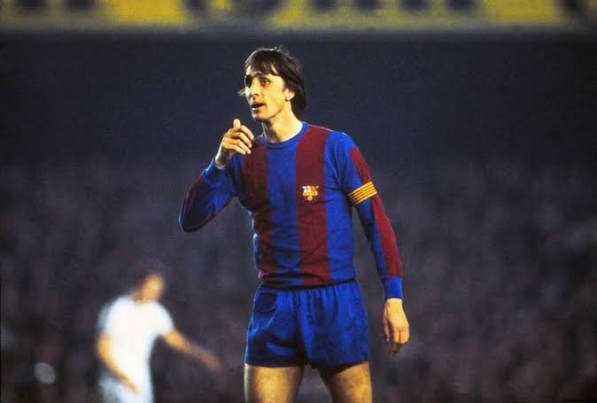 Johan Cruyff observa jogo em campo pelo Barcelona