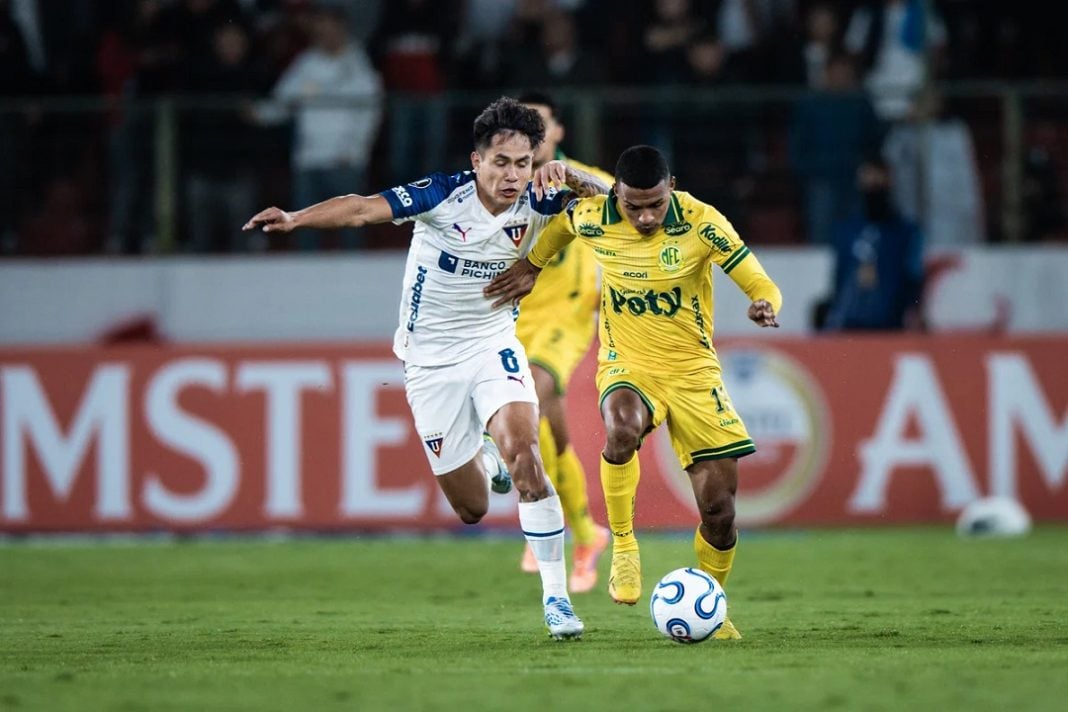 Atletas de Mirassol e LDU disputam a bola no meio campo
