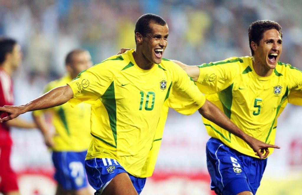 Rivaldo comemora gol do Brasil com Edmilson