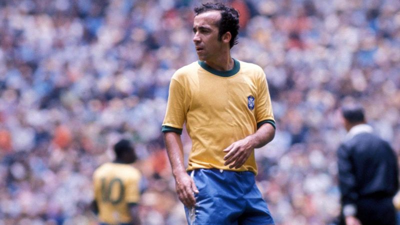 Tostão observa o jogo pela Seleção Brasileira na Copa de 70