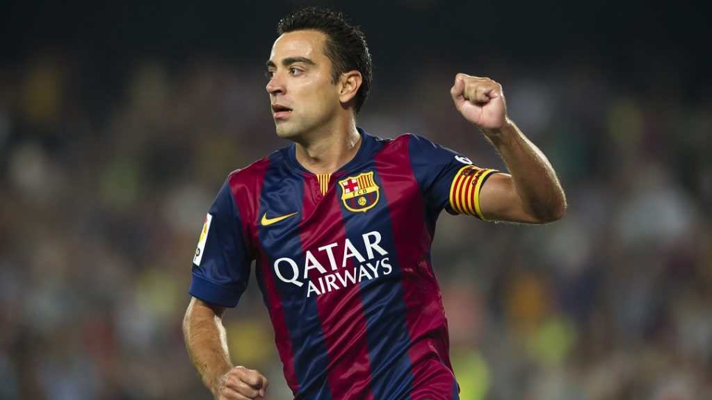 Xavi corre no meio-campo do Barcelona