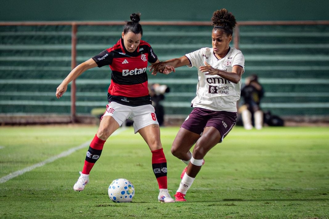 Jogadoras de Flamengo e Ferroviária Feminino disputam posse da bola
