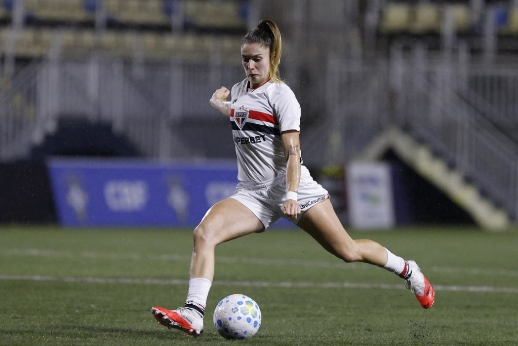 Jogadora do São Paulo Feminino prepara lançamento