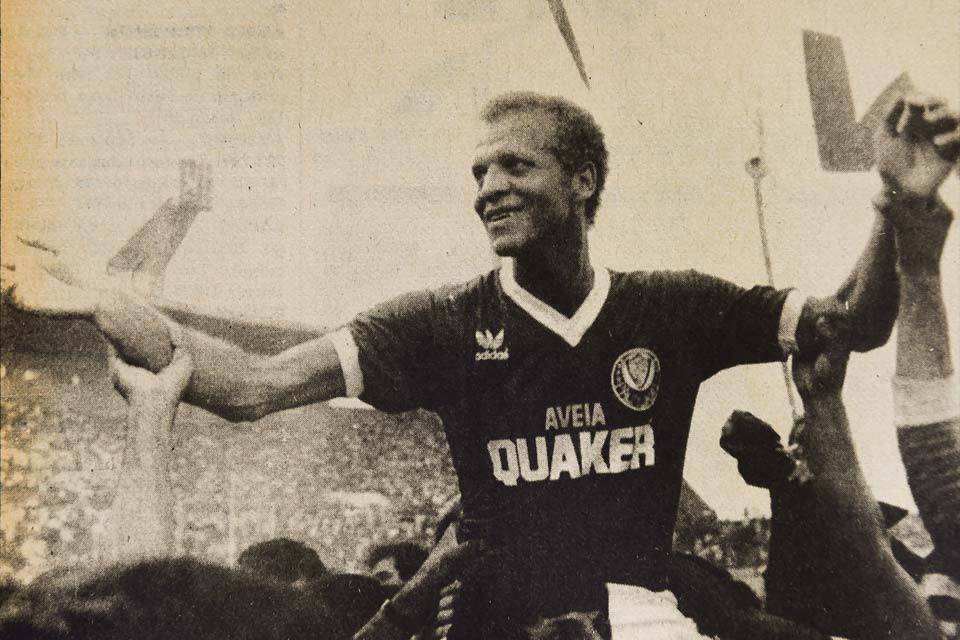 Ademir da Guia é erguido nos braços dos torcedores do Palmeiras