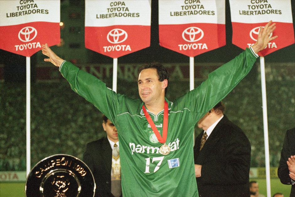 Evair recebe medalha do título da Libertadores de 1999