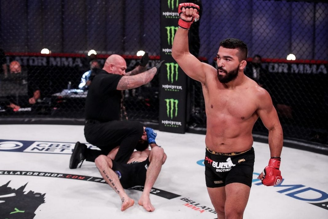 Com o punho erguido e expressão séria, Patrício Pitbull comemora vitória no Bellator