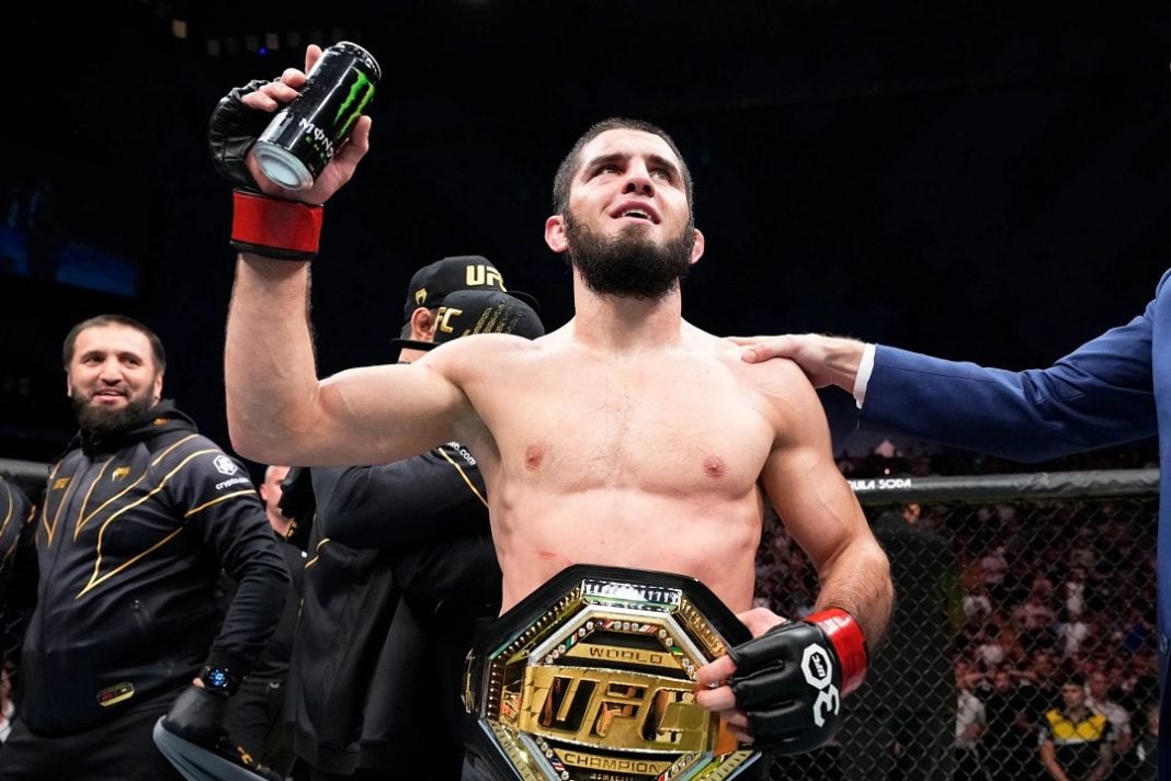 Islam Makachev ostenta cinturão dos meio médios do UFC no octógono