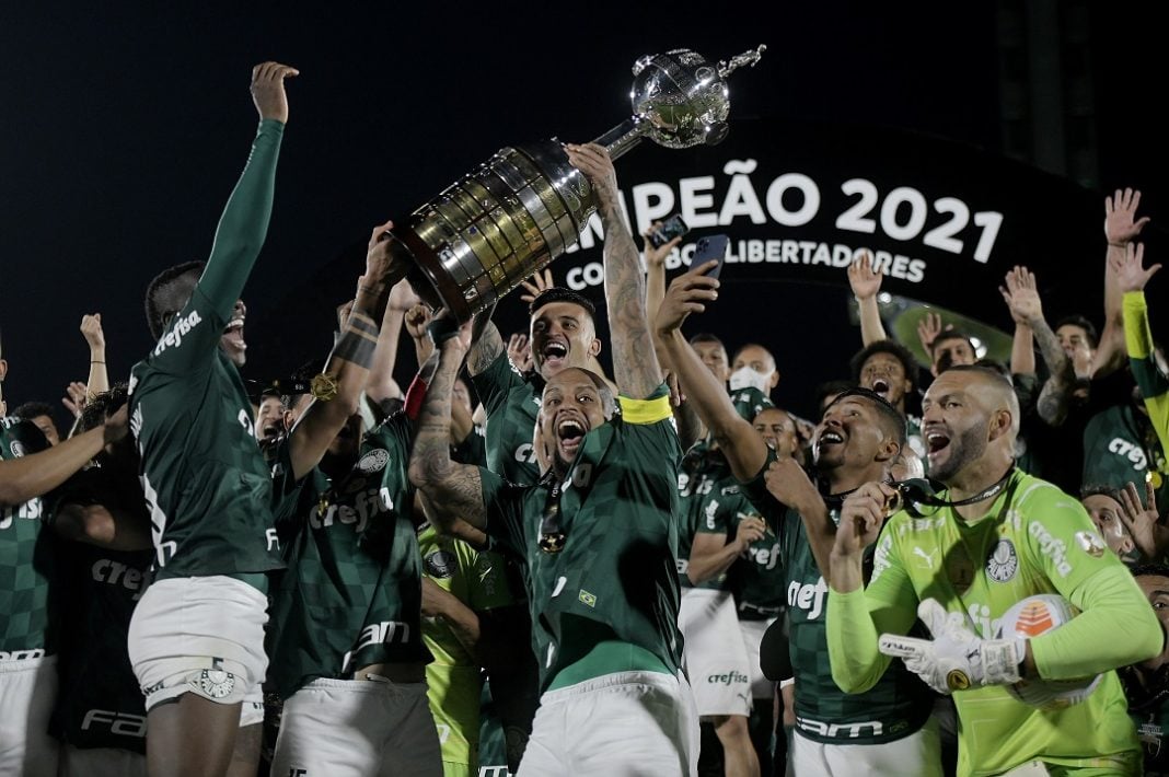 Elenco do Palmeiras ergue a taça da Libertadores 2021