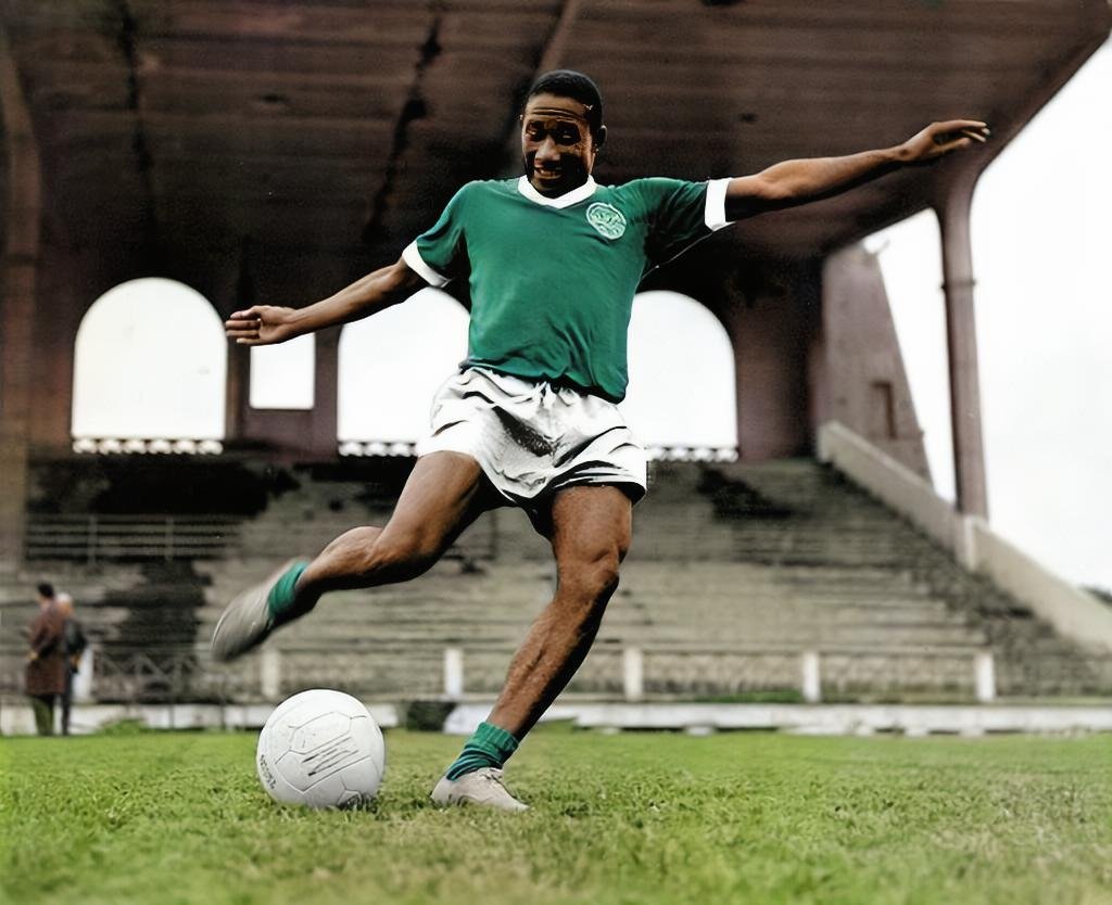 Djalma Santos chuta a bola em foto promocional
