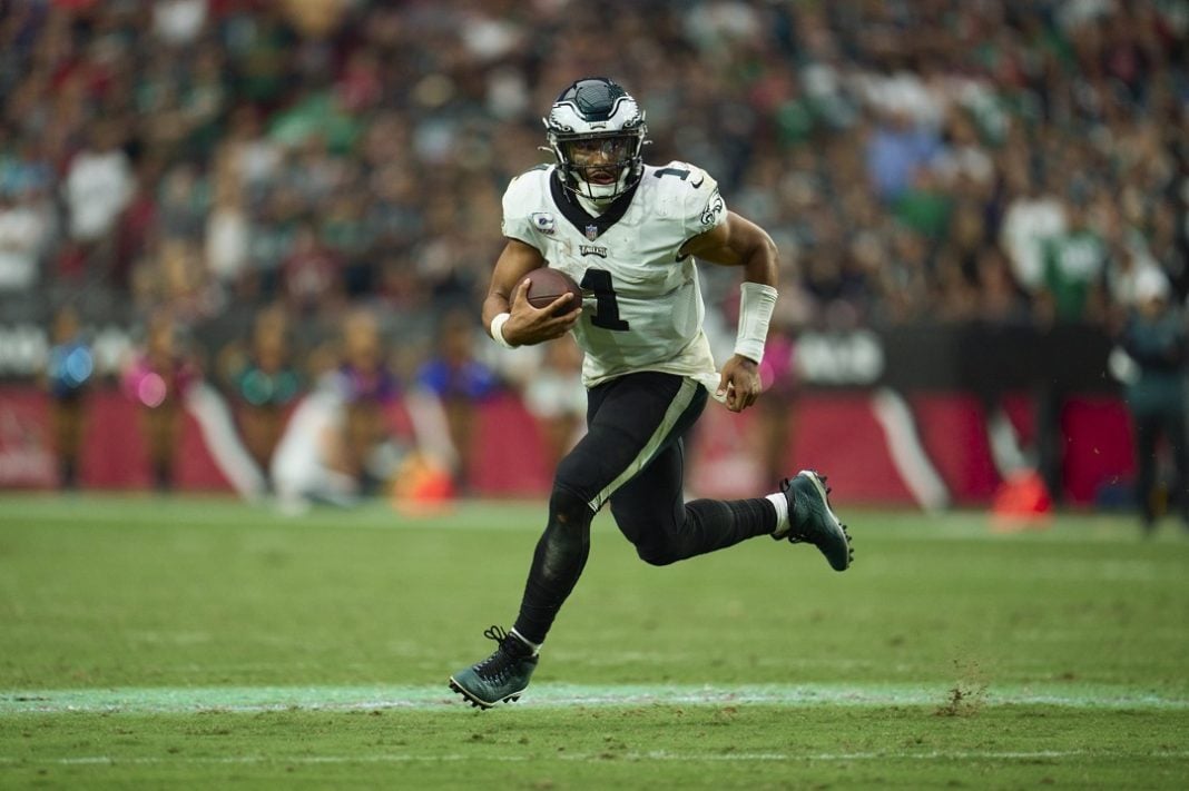 Jalen Hurts corre com a bola pelos Philadelphia Eagles