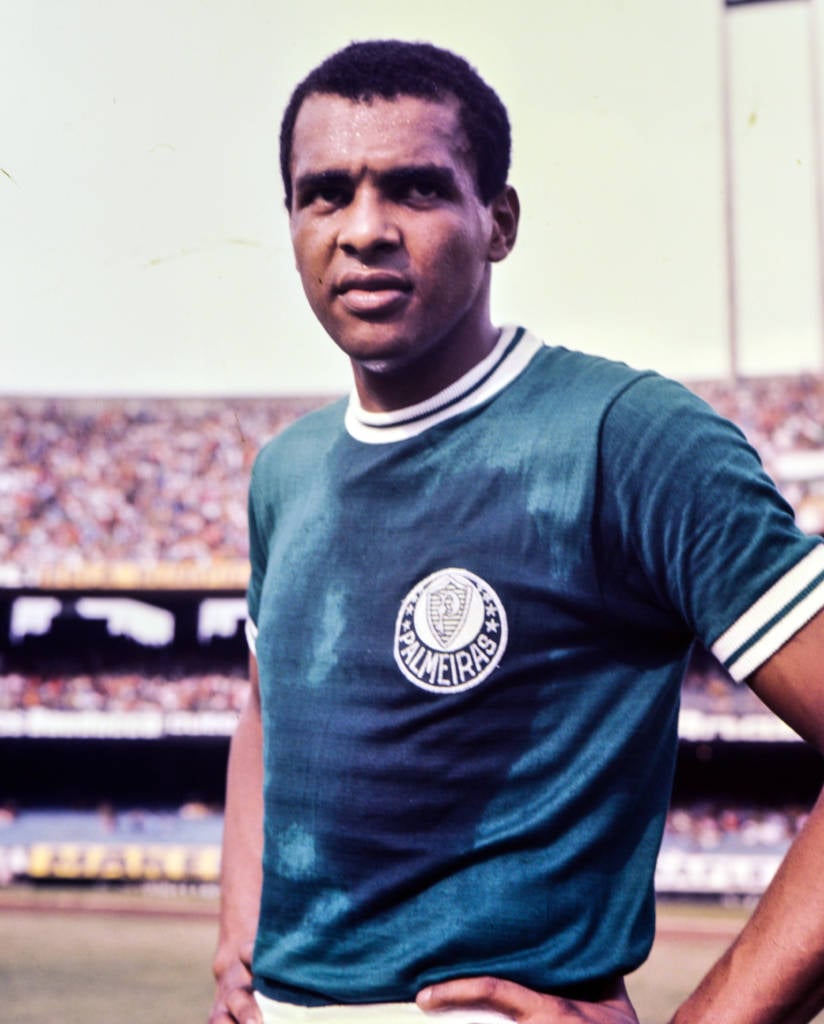 Retrato de Luís Pereira, uniforme com marcas de suor, arquibancadas cheias ao fundo